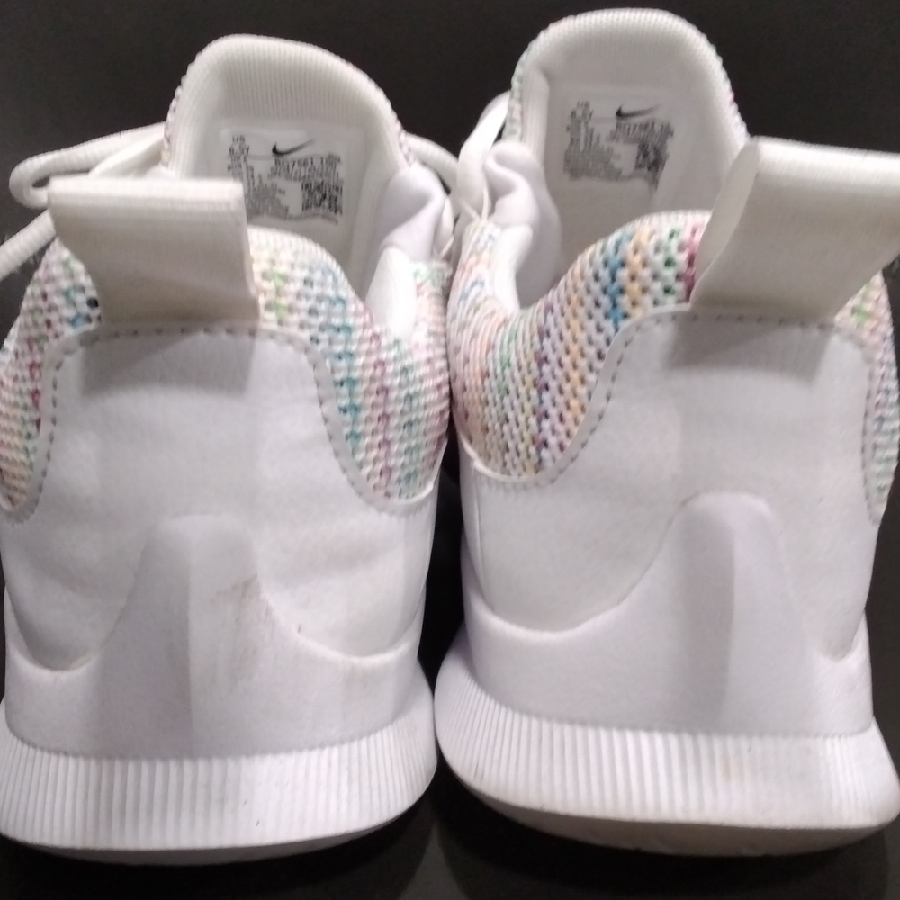 Nike Kids Size 6.5 White Sneakers Lightweight Breathable Design - Picture 3 of 8